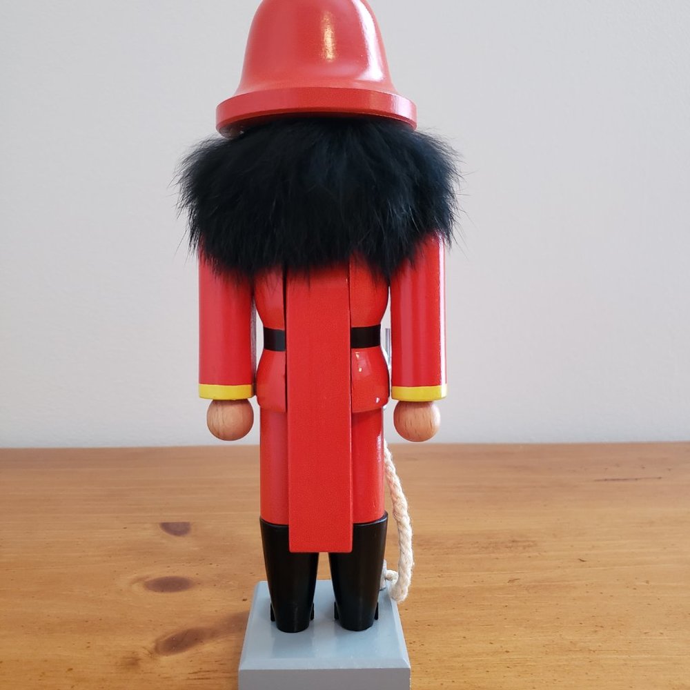 Firefighter nutcracker - Picture 5 of 7